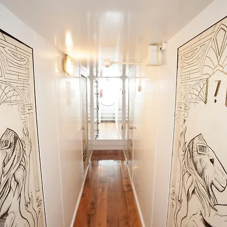 Hostal The - *
