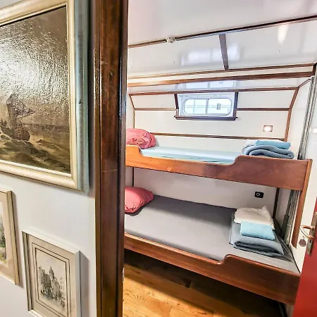 Hostal The - *